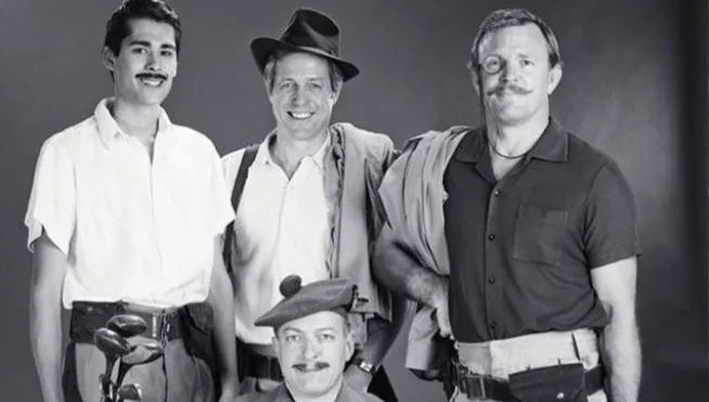 Ich ojcowie byli kolegami z wojska. Hugh Grant i Guy Ritchie odtworzyli niezwykłe zdjęcie