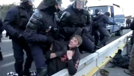 Katalonia: Policja siłą usuwa manifestantów