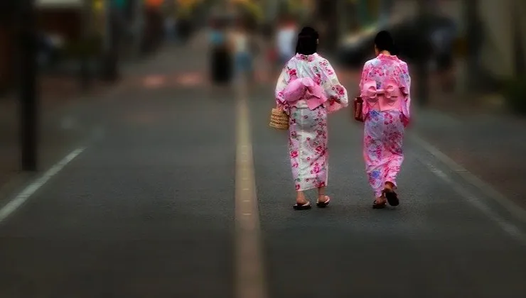 Japonki się zbuntowały i mówią "nie" dress code’owi w pracy. Nie chcą śmiercionośnych szpilek!