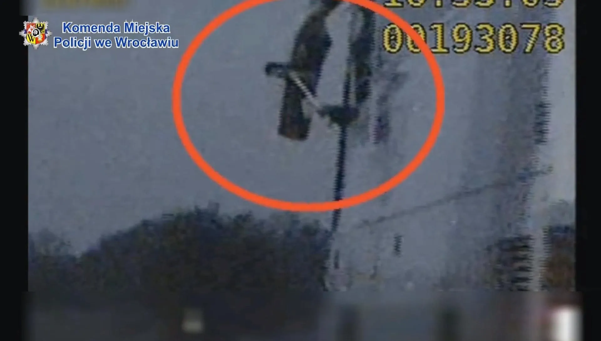 Policjanci przecierali oczy ze zdumienia! Kierowca autobusu podtrzymywał lusterko... miotłą