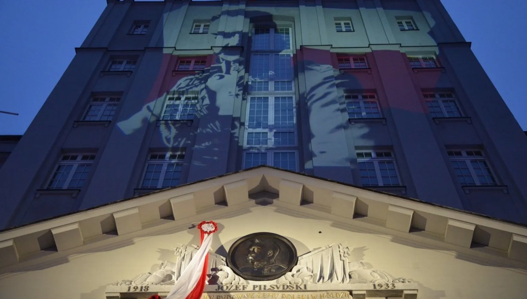Płaskorzeźba Marszałka Piłsudskiego wróciła na główny gmach PKP Polskich Linii Kolejowych