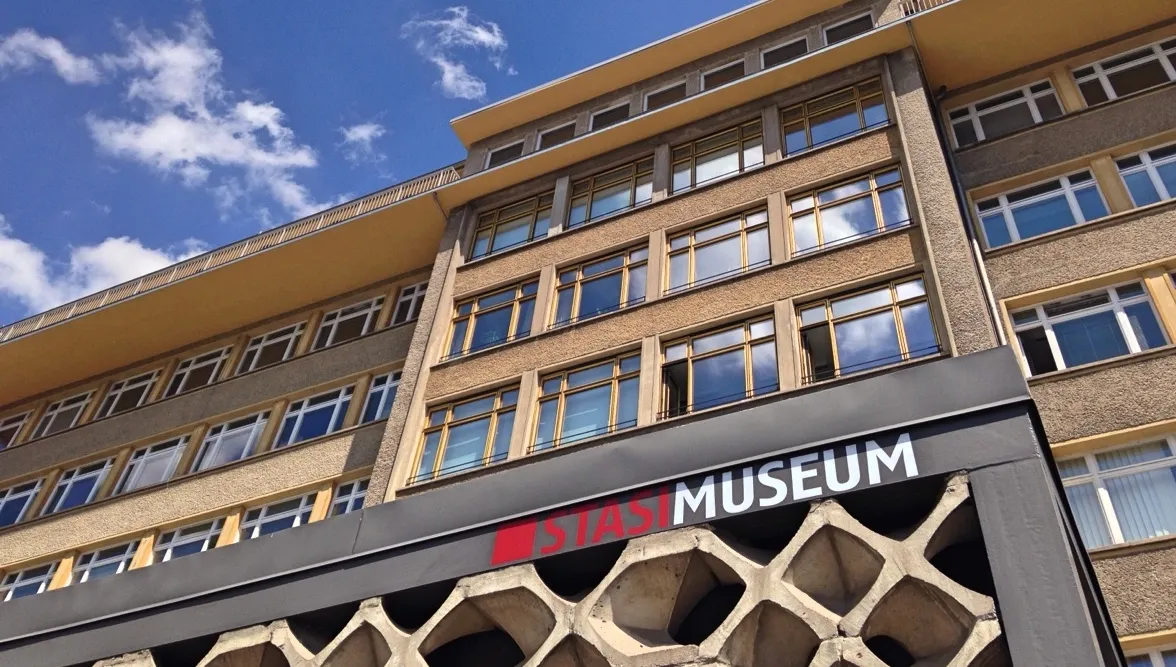 Muzeum Stasi spektakularnie ograbione. Sprawcy wykradli m.in. ordery NRD i biżuterię
