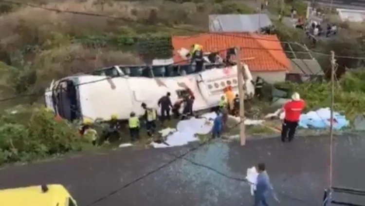Dramatyczny finał przewrócenia się autokaru. Nie żyje 17 osób, kilkadziesiąt rannych