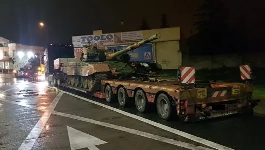 Na lawetach wieźli... czołgi bojowe