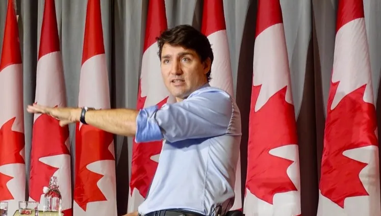 Nagrano ich, jak śmieją się z Trumpa. Prezydent USA odwołuje konferencję, a Trudeau się tłumaczy