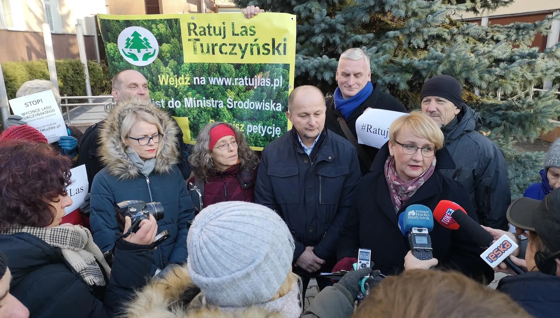 Protestują przeciw wycince lasu pod cmentarz