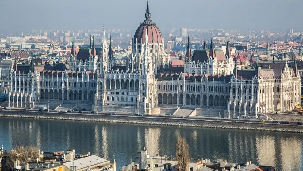Węgry: zaostrzone kary dla posłów