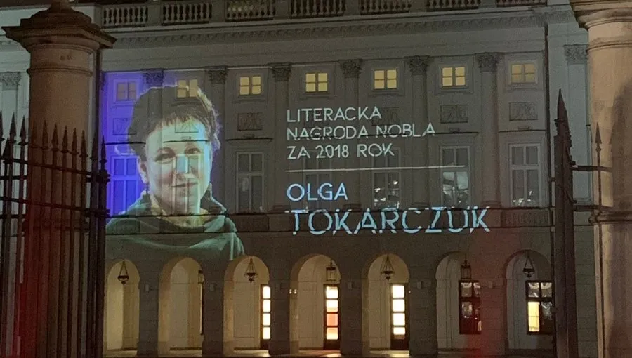 To są dopiero gratulacje! Iluminacja z wizerunkiem Olgi Tokarczuk na Pałacu Prezydenckim