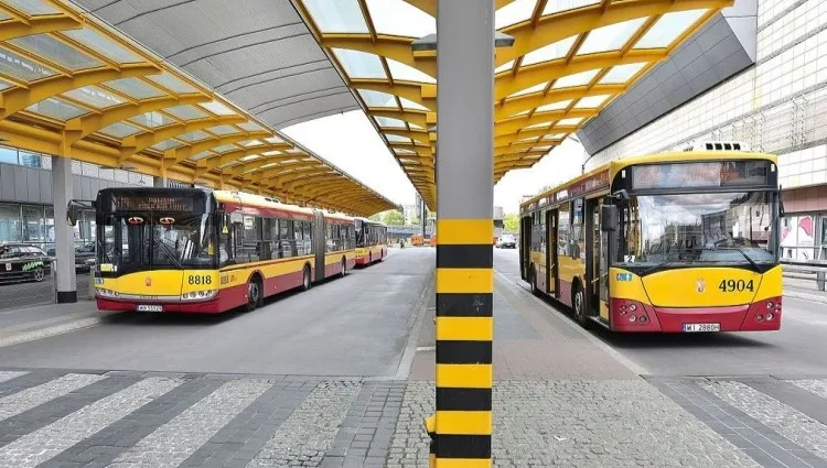 Dodatkowe autobusy na ulicach Warszawy