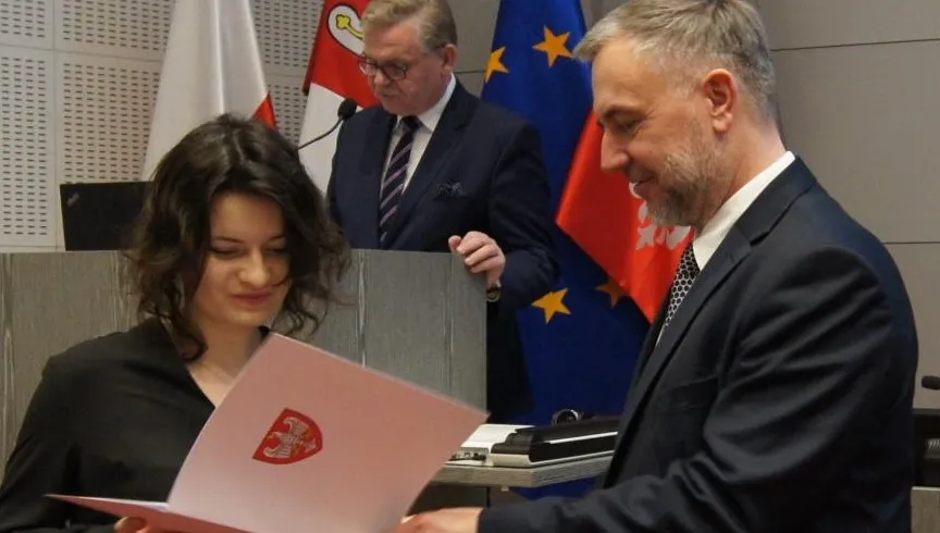 Marszałek wręczył stypendia wybitnym uczniom