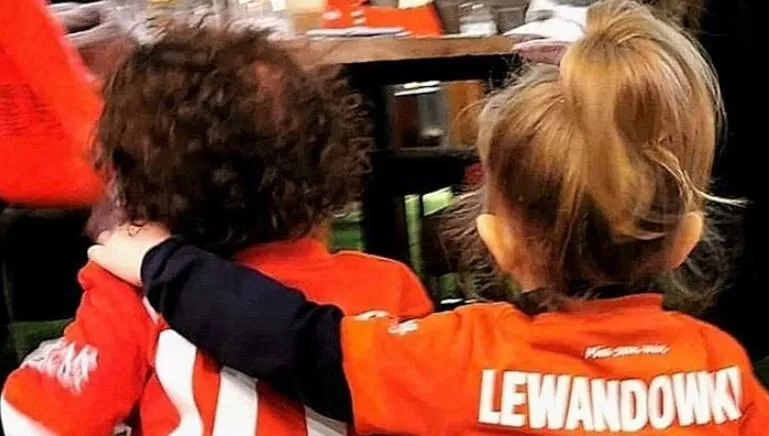 Przyjaciele na boisku i ich córki - też przyjaciółki. Urocze zdjęcie na Instagramie Lewandowskiego