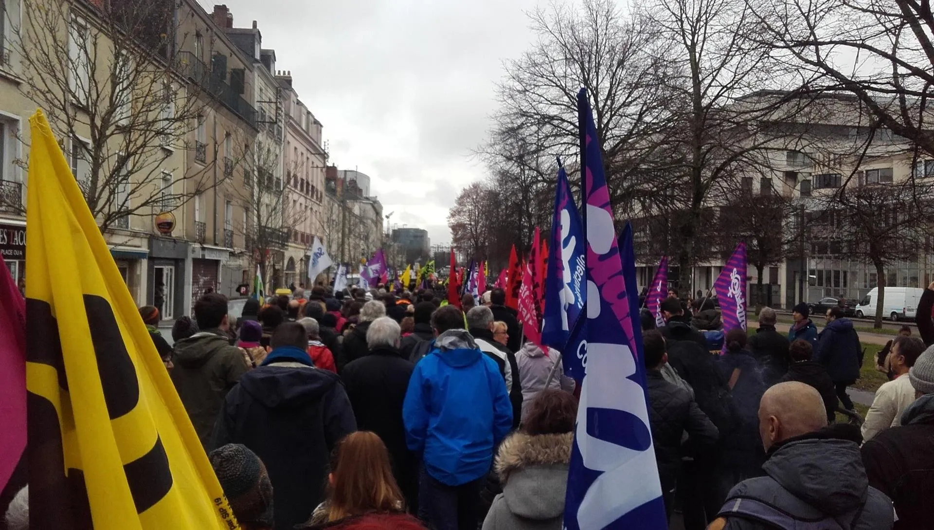 Francja: gazem w przeciwników Macrona