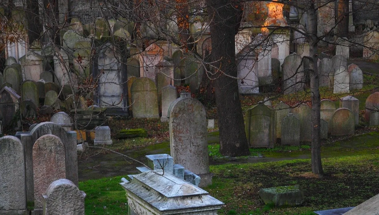 Wandale zdewastowali żydowski cmentarz