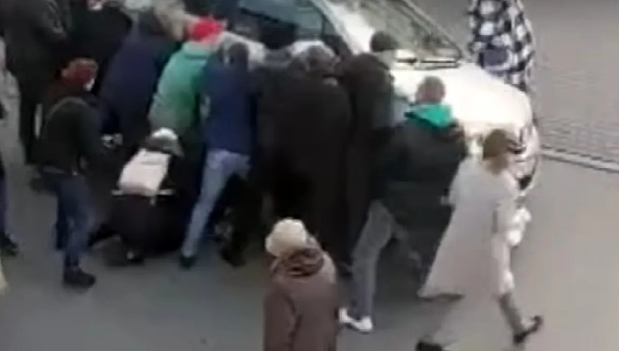 Gołymi rękami podnieśli samochód i uratowali staruszkę