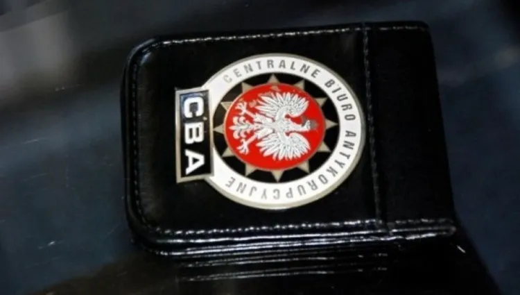Zarzuty dla adwokata i b. policjanta