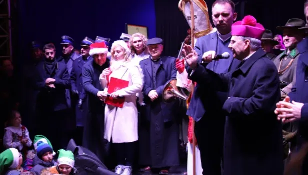 Na choince pod oknem papieskim zapalono światełka - FOTO
