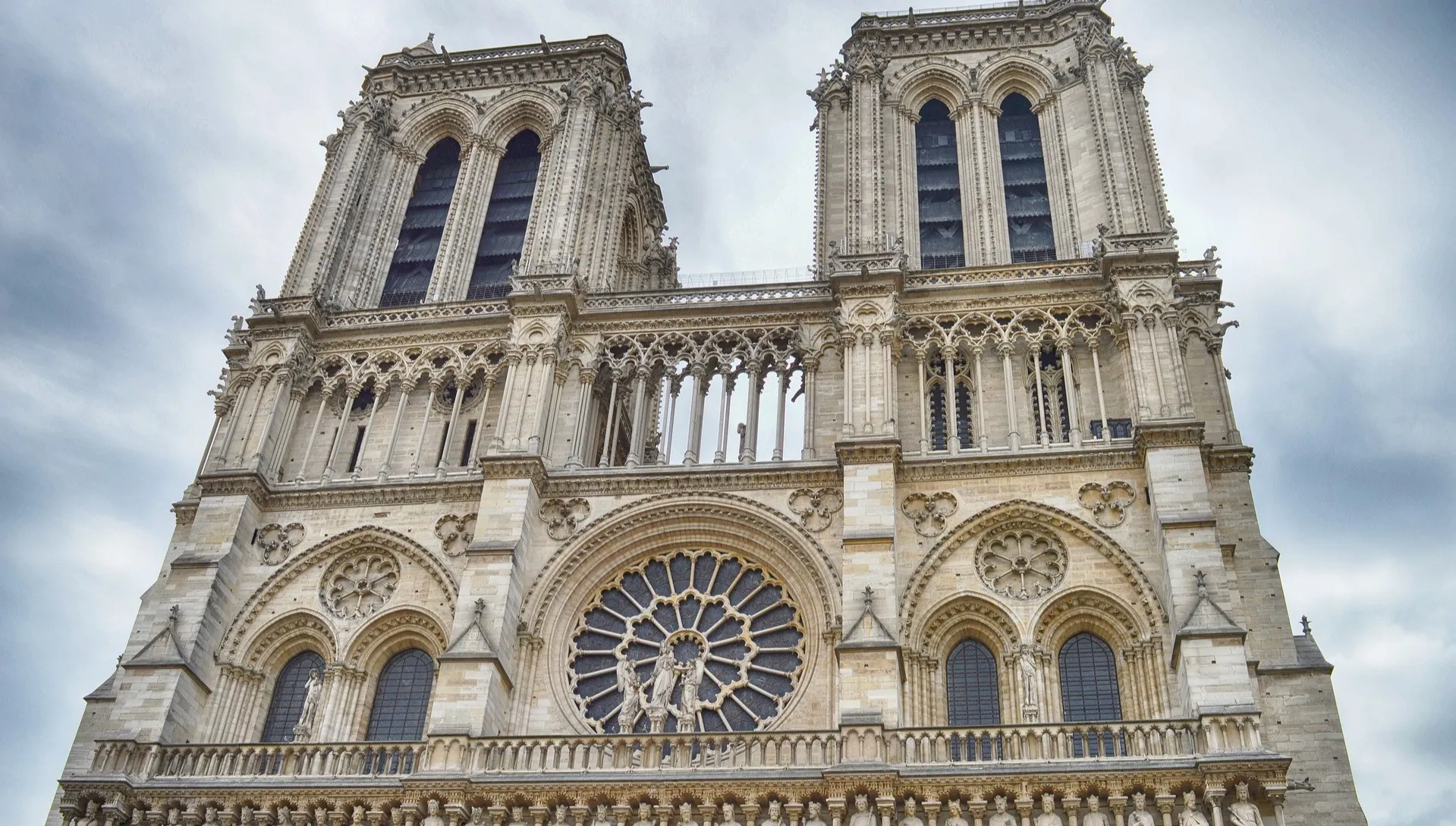 Notre Dame przerywa 200-letnią tradycję