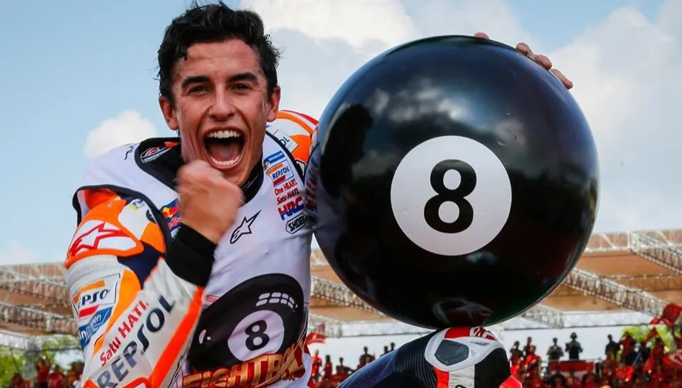 Słynny motocyklista żywym manekinem. Marc Marquez uczcił Dzień Niewiniątek