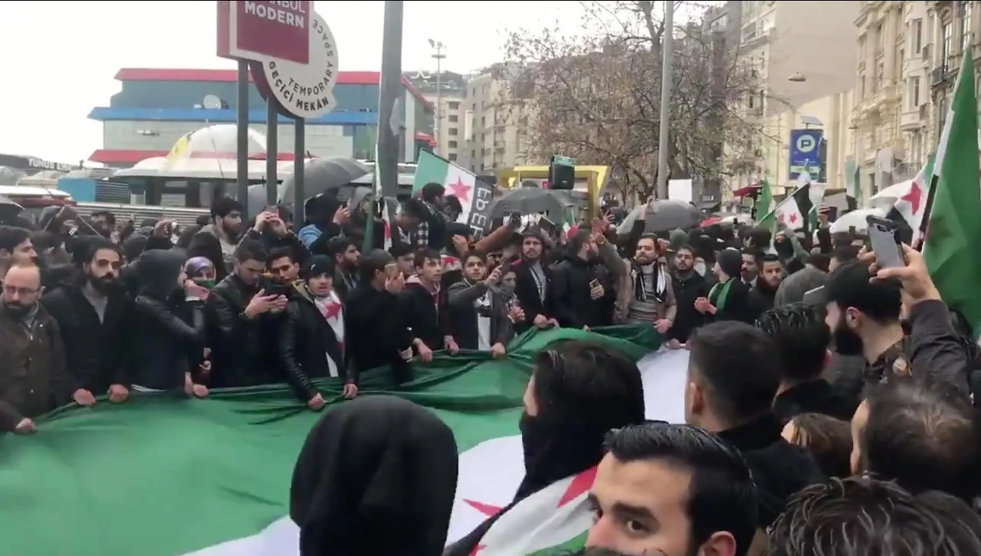 Setki osób przed rosyjskim konsulatem w Turcji. "Rosja zabija nasz lud i nasze dzieci"