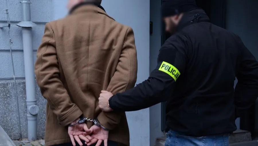 Z bronią w ręku na innego uczestnika ruchu