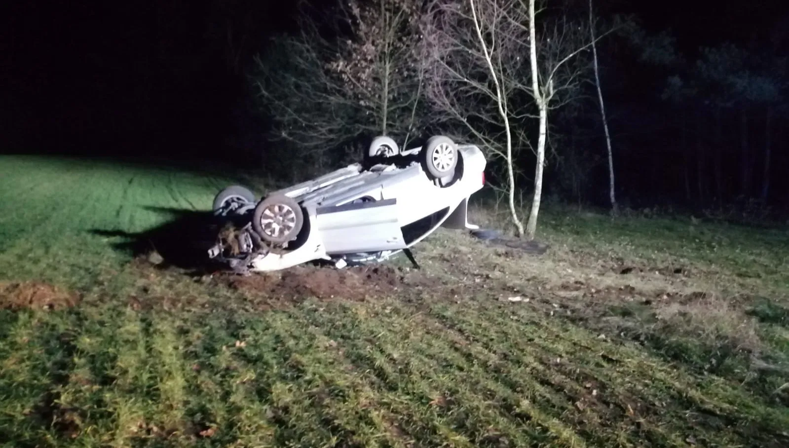 Pijany ojciec jechał z synem. Auto dachowało