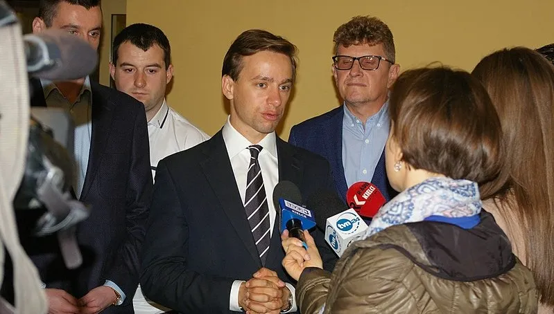 Prawybory Konfederacji: Bosak zwiększa przewagę