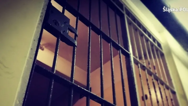 Mężczyzna uwięził swoją byłą. Przykuł kobietę do kaloryfera i bił kijem