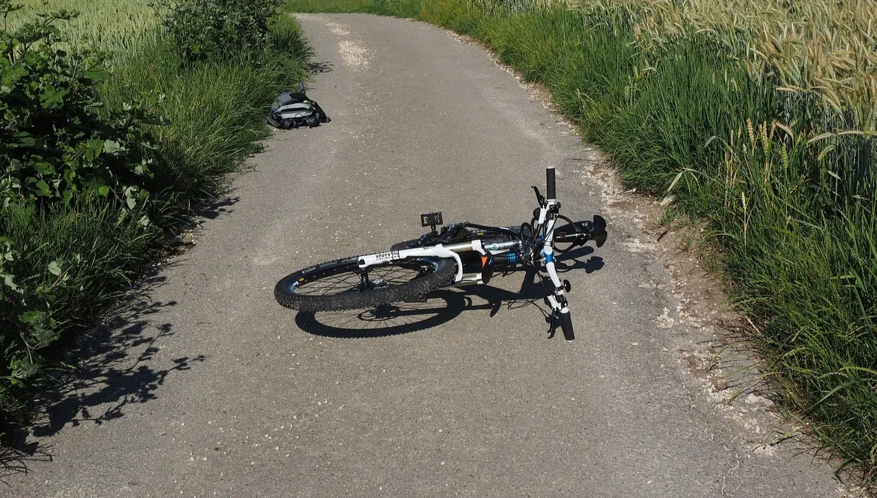 Śmiertelny wypadek rowerzysty. Sprawca uciekł, ale złapała go policja