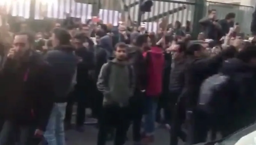 Trzeci dzień protestów w Iranie. W sieci przybywa szokujących nagrań z manifestacji