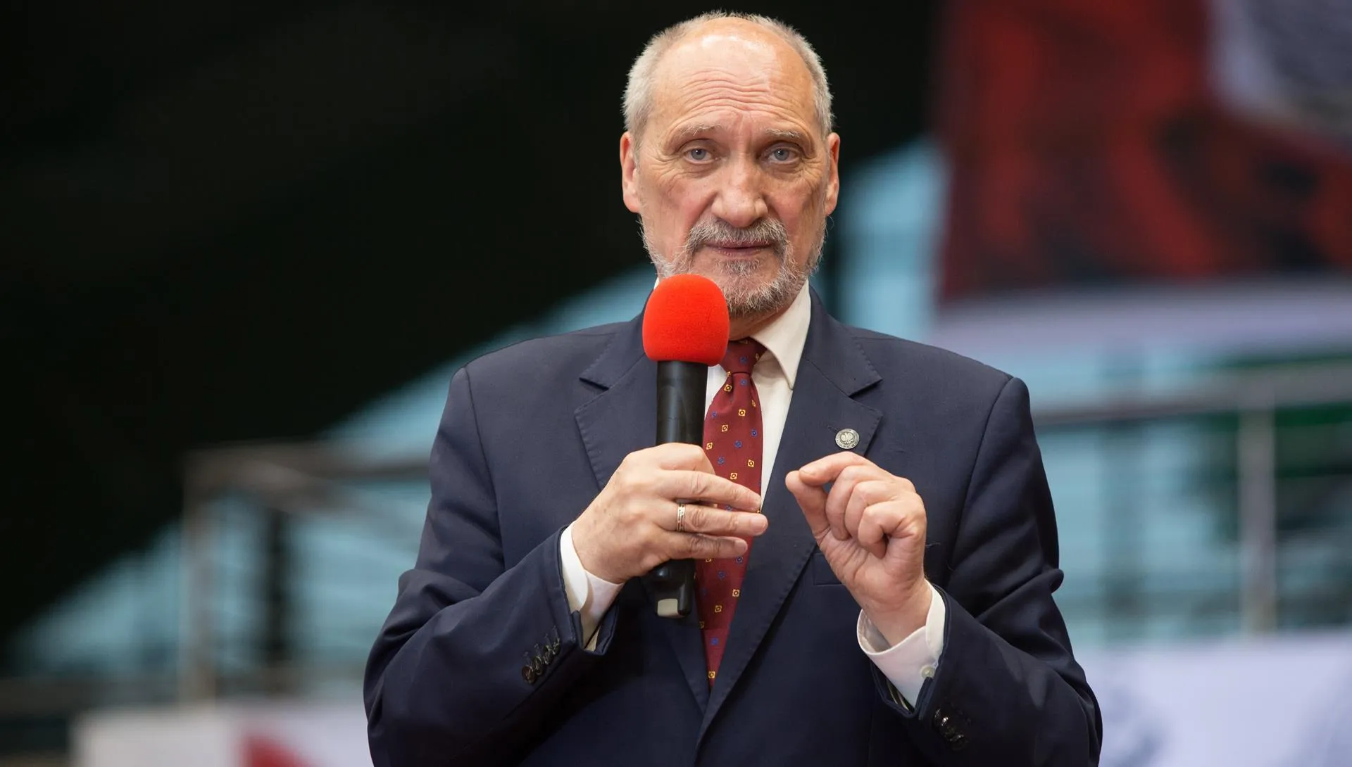 Tomasz Piątek z odsieczą dla Brauna po krytyce Macierewicza. „Miliardy” na „amatorów”