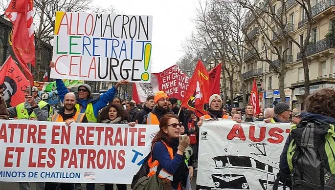 Prawnicy i adwokaci zaostrzają protest we Francji. Kraj Macrona w coraz większym chaosie!