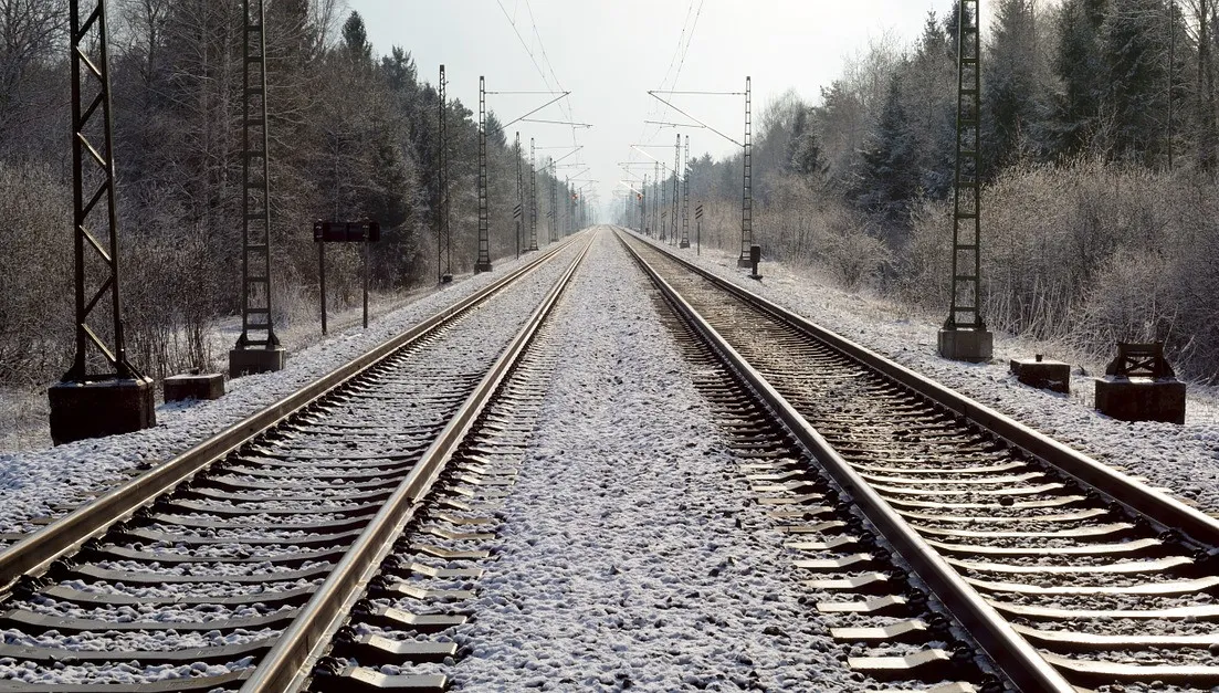 Pijany kierowca utknął na torach. Szczęśliwie udało się uniknąć tragedii