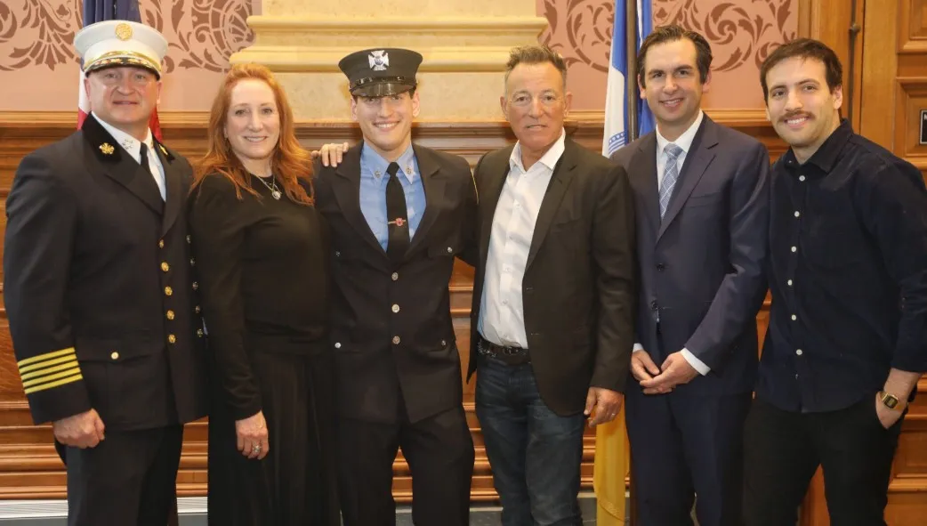 Bruce Springsteen dumny ze swojego syna. Sam został strażakiem!