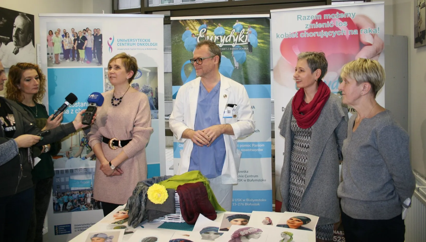 Zbierają chustki i apaszki dla pań w trakcie chemioterapii