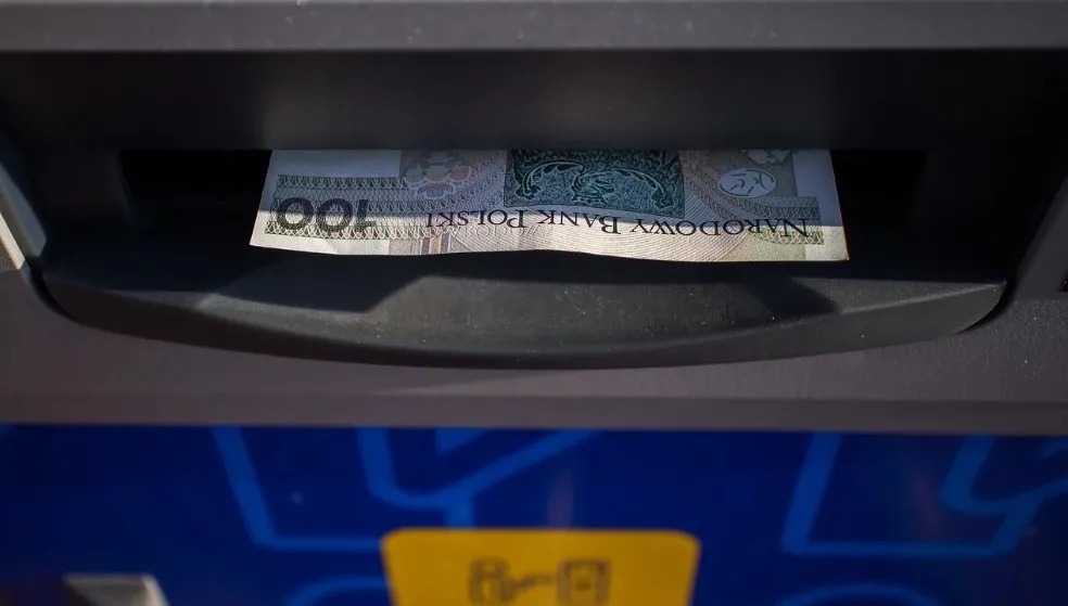 Konwojent okradał uszkodzone bankomaty