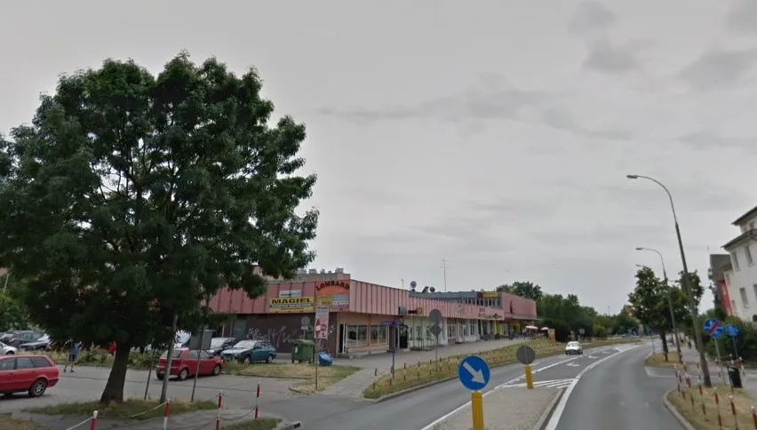Ciężarówka najechała na pieszego na chodniku
