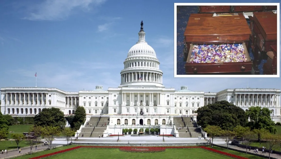 Senatorów USA podczas impeachmentu łączą smakołyki. „Biurko ze słodyczami” to już tradycja
