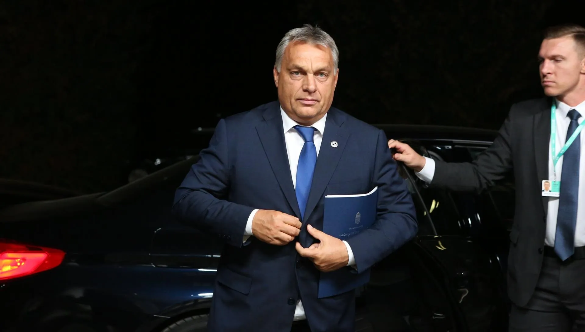Orban z małżonką na grobie Kaczyńskich
