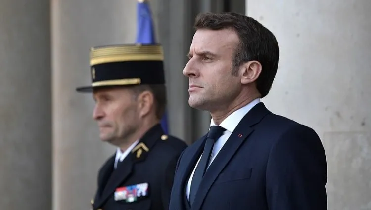 Media: Macron chce pojednania?