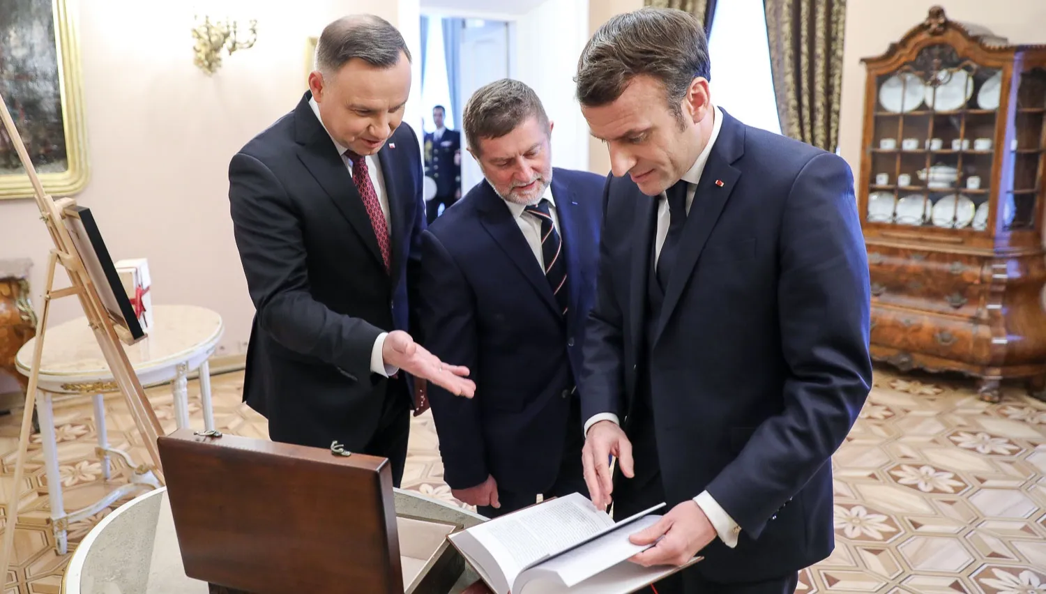 Podarunek Dudy dla Macrona. To "Quo Vadis" oraz "Księgi Jakubowe"