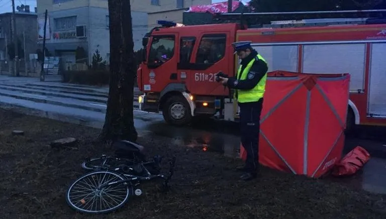 Rowerzysta zginął po potrąceniu przez dostawczaka