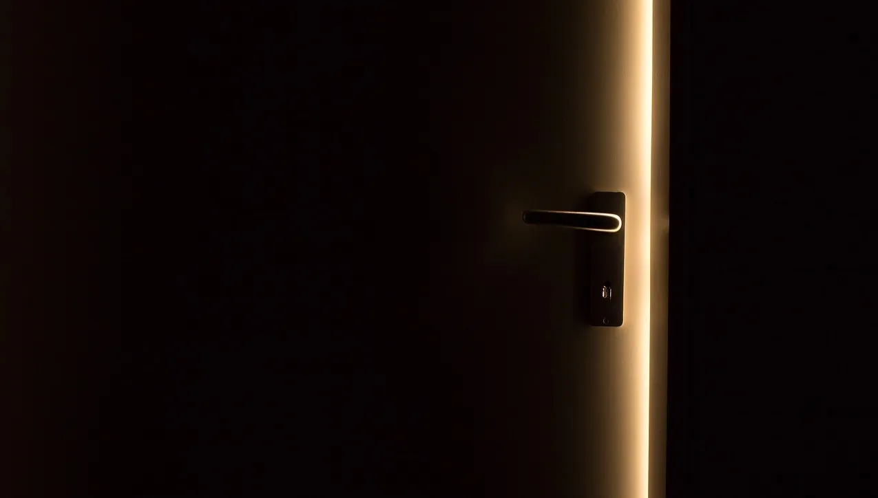 Zostawił dzieci w hotelu i nie wrócił. Policja zwraca się z prośbą o pomoc