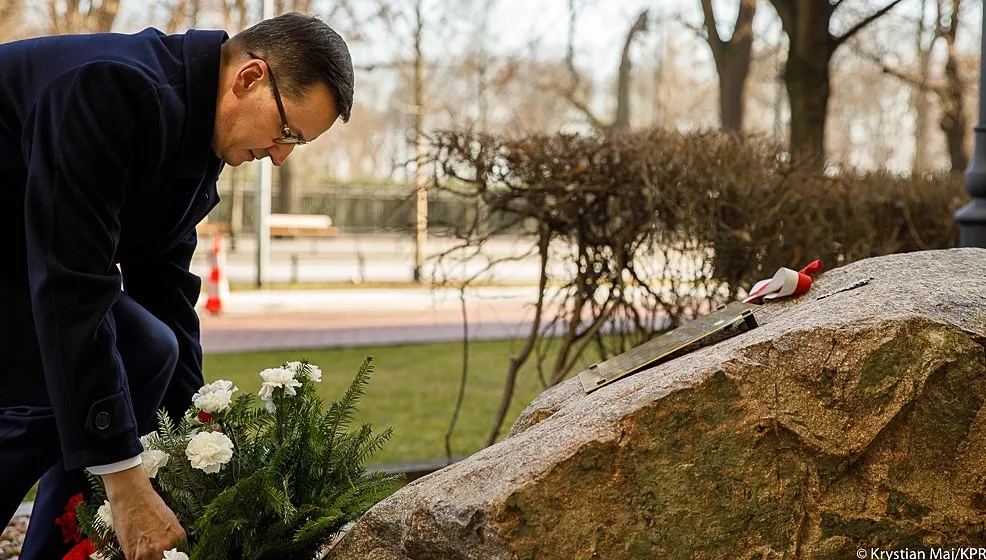 Premier Morawiecki upamiętnił śp. Jana Olszewskiego. Złożył wieniec pod pamiątkową tablicą