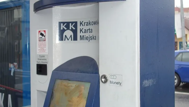 Fekalia na automatach biletowych w Krakowie