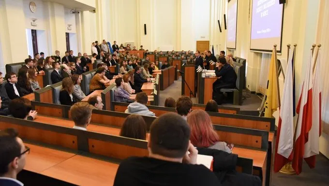 Andruszkiewicz we Wrocławiu o zagrożeniach w internecie