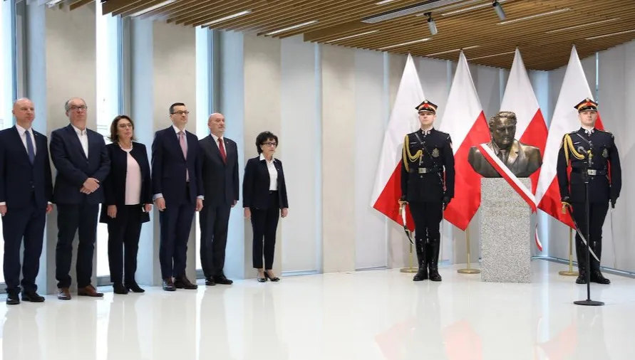 W Sejmie odsłonięto popiersie Jana Olszewskiego. Macierewicz: jego rząd przełamał kontynuację PRL-bis 