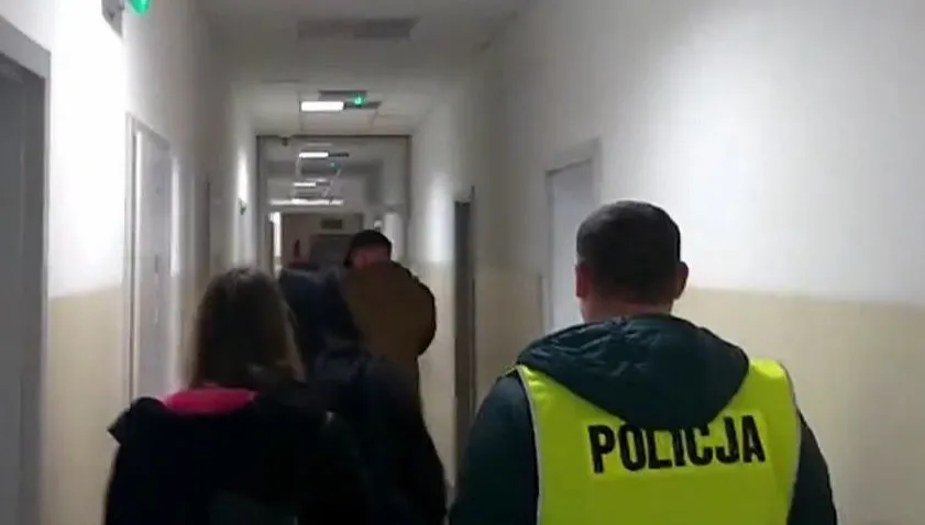 Dwie nastolatki pobiły mężczyznę. Nagranie trafiło do internetu