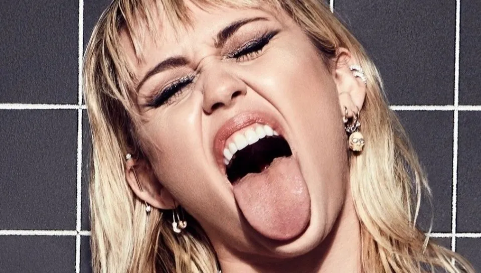 Odważna kreacja! Miley Cyrus wystąpiła w pokazie słynnego projektanta
