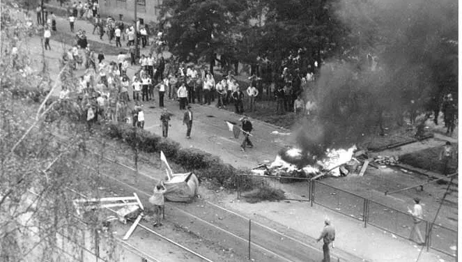 Premier zachęca młodzież do historii z lat 80. "Odwołajmy się do wspomnień uczestników..."