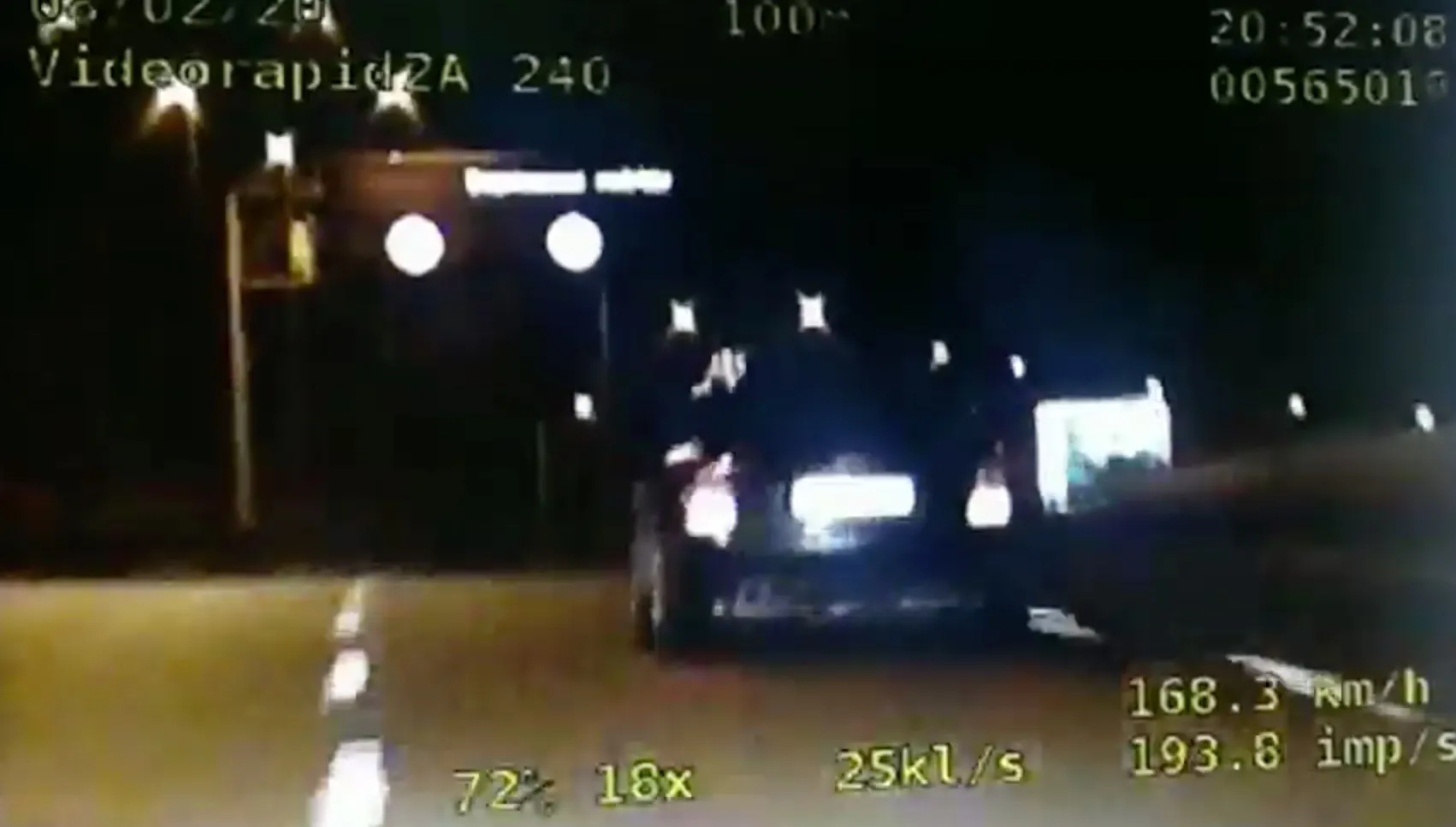Szaleńczy pościg za 20-latkiem. Młodzieniec zakończył ucieczkę na przydrożnych barierach